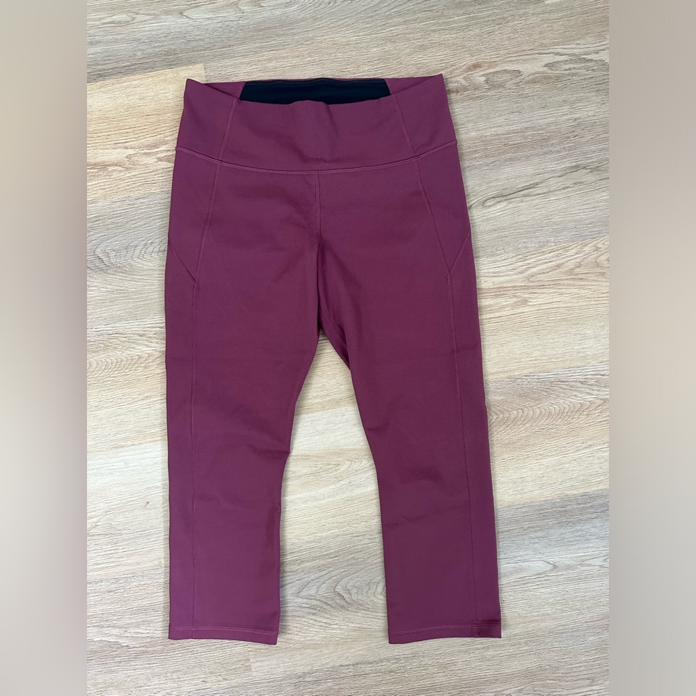 Under Armour cropped legging maroon size L. Good condition